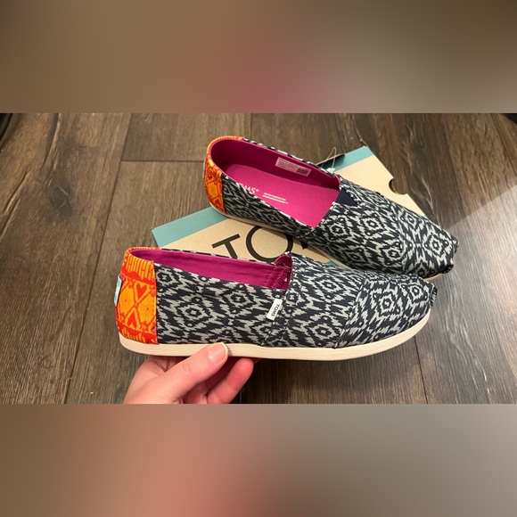 Brand New!! Toms Alpargata size US 7 | Euro 37.5 - Picture 2 of 4